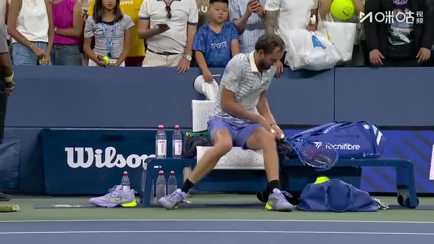 德国网球队翻盘美国网球队,梅德韦杰夫三分雨点燃全场 德国网球队翻盘美国网球队,梅德韦杰夫三分雨点燃全场