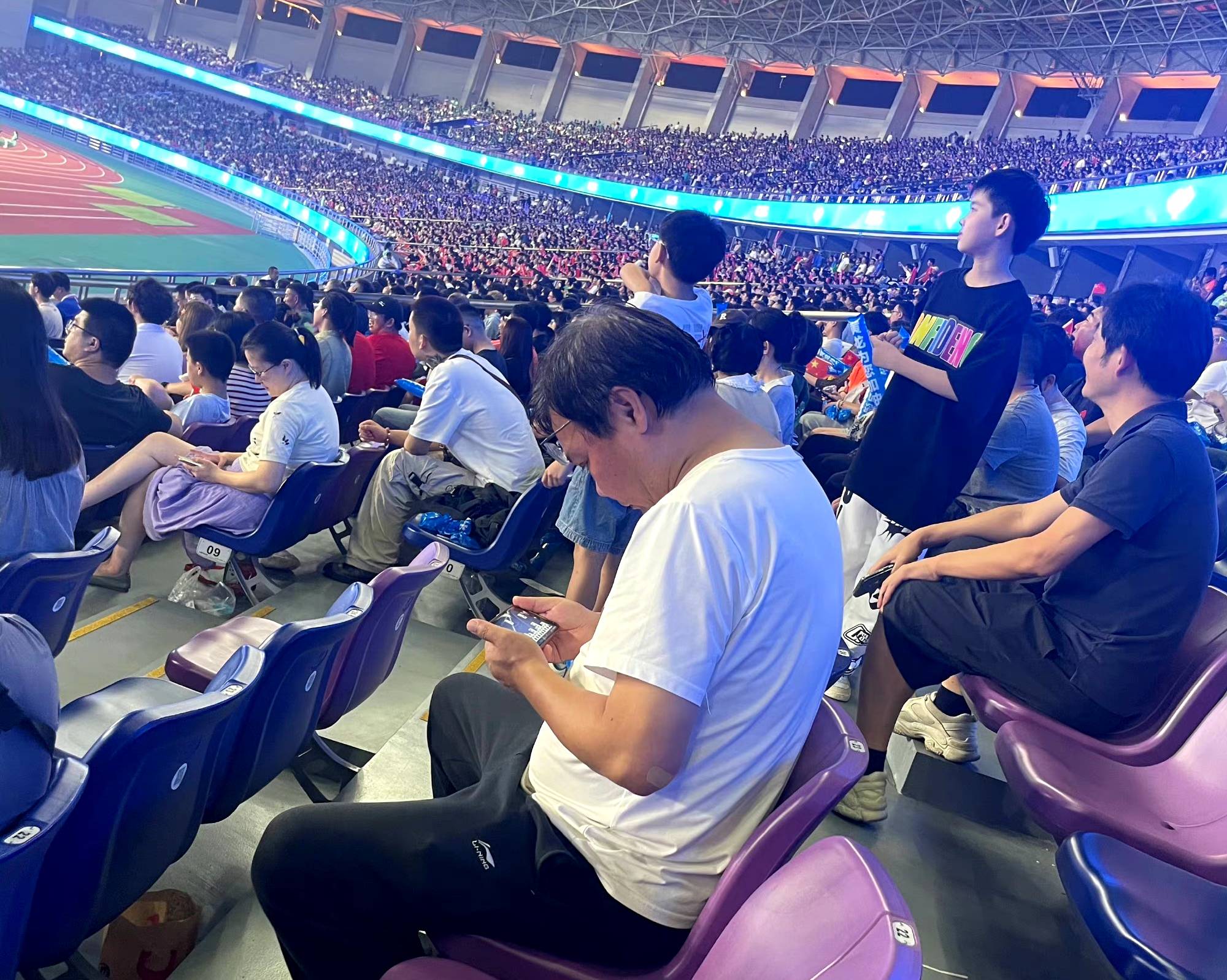 观众为锦标赛激情打call的简单介绍 观众为锦标赛激情打call的简单介绍