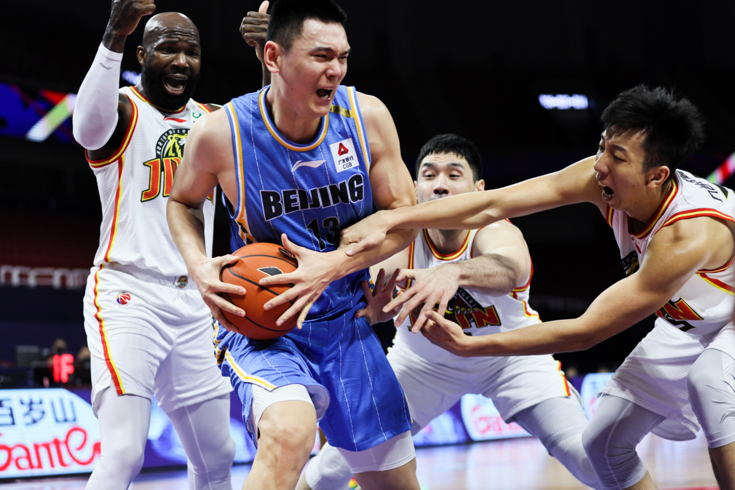 吉林队鏖战四川队,周琦带队取胜的简单介绍 吉林队鏖战四川队,周琦带队取胜的简单介绍