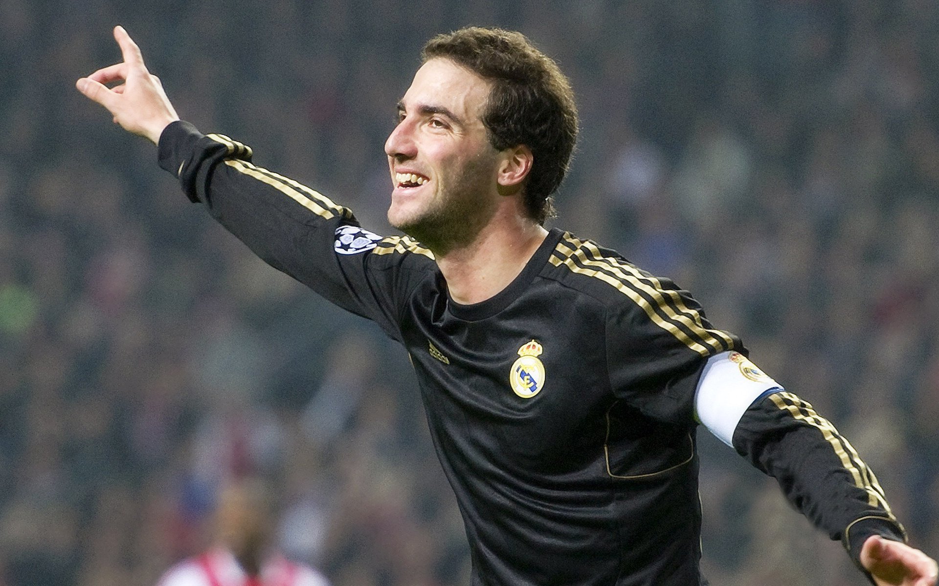 开云体育中国-凯恩赛道超车与摩纳哥铁血，当足球意志驶入F1争冠战场