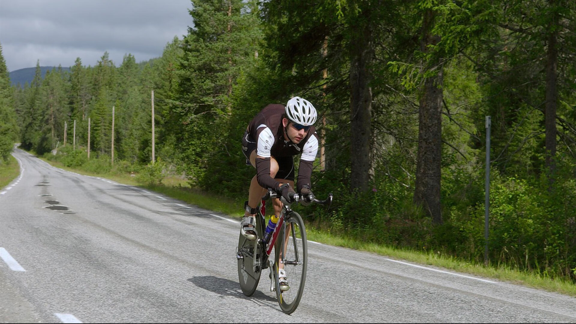 红牛车队力克法拉利，阿隆索关键制胜，一场策略与勇气的胜利